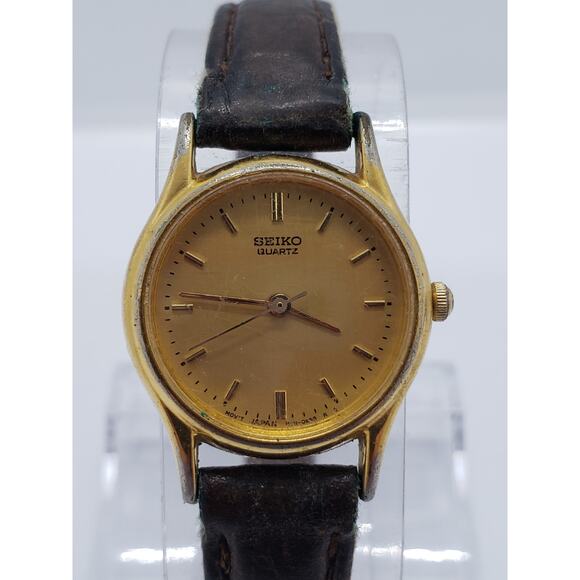 Seiko Men's watch. Large gold face. Dress watch. IN01-0F50 R0, 360962